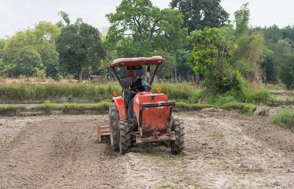 タイの農家は 米を育てるための土壌を準備するためにトラクターを使用しています — ストック写真