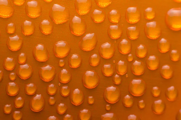 关闭橙色铝罐上的水滴 — 图库照片