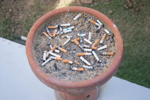 Resto Cigarrillos Cenicero Hay Muchos Tipos Cigarrillos Arena Cenicero — Foto de Stock