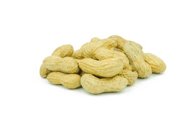 Beyaz arka planda soyulmuş ve izole edilmiş yerfıstıkları.