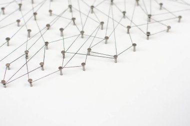 Varlıkları birbirine bağlayan. Ağ, ağ, sosyal medya, internet iletişimi soyut. Daha büyük bir ağa bağlı küçük bir ağ. Kağıt üzerinde siyah bir renkle pamukla birbirine bağlanmış.