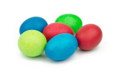 Mükemmel renkli el yapımı Paskalya yumurta beyaz izole