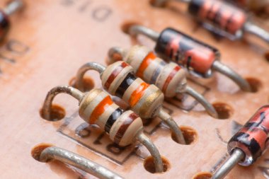 Elektronik donanımı kapat. Devre kartında direnç