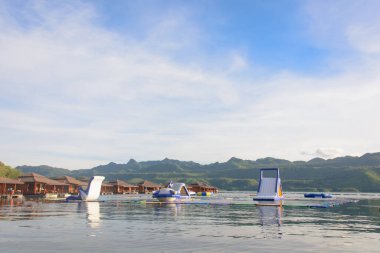 Arka planda dağ, Kanchanaburi ve Tayland 'da şişme su parkı 