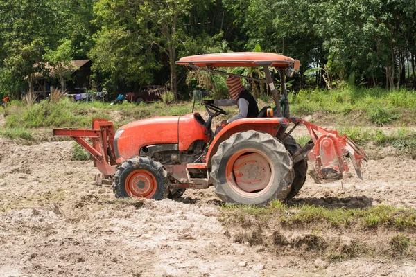 Los Agricultores Tailandeses Están Usando Tractor Para Preparar Suelo Para —  Fotos de Stock