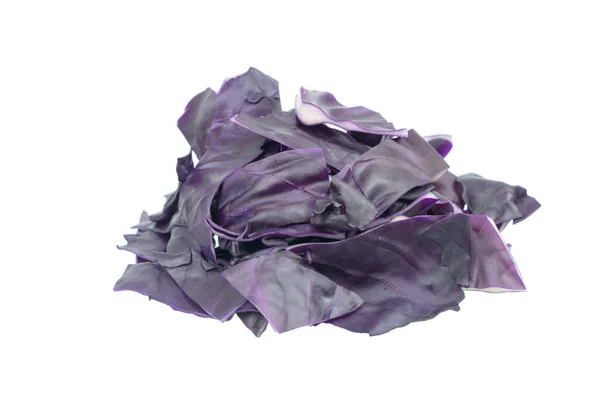 白色背景下的紫色卷心菜片 — 图库照片
