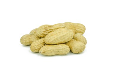 Beyaz arka planda soyulmuş ve izole edilmiş yerfıstıkları.