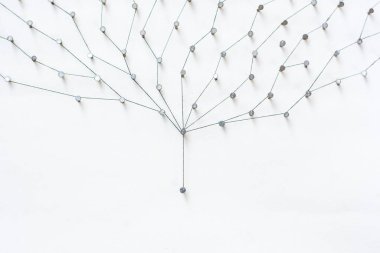 Varlıkları birbirine bağlayan. Ağ, ağ, sosyal medya, internet iletişimi soyut. Daha büyük bir ağa bağlı küçük bir ağ. Kağıt üzerinde siyah bir renkle pamukla birbirine bağlanmış.