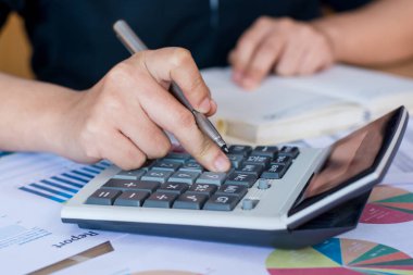 Hesap makinesi ve yazma kullanan kadın elini hesap makinesiyle not et