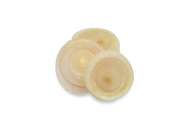 Dilimlenmiş limon otu beyaz arka planda izole edilmiş.