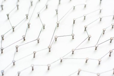 Varlıkları birbirine bağlayan. Ağ, ağ, sosyal medya, internet iletişimi soyut. Daha büyük bir ağa bağlı küçük bir ağ. Kağıt üzerinde siyah bir renkle pamukla birbirine bağlanmış.