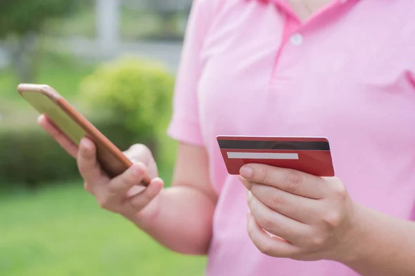 Mani Donna Possesso Carta Credito Utilizzando Cellulare Smartphone Shopping Online — Foto Stock