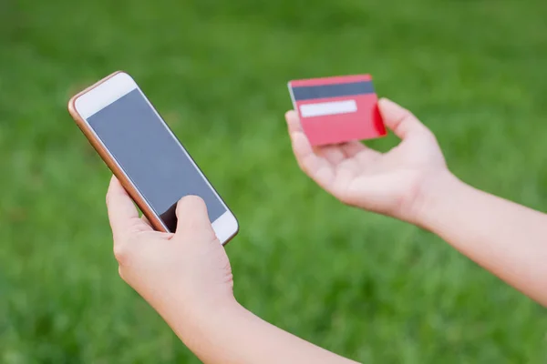 Manos Mujer Sosteniendo Tarjeta Crédito Uso Célula Teléfono Inteligente Para —  Fotos de Stock