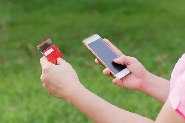 Жіночі Руки Тримають Кредитну Картку Використовують Мобільний Телефон Онлайн Покупки — стокове фото