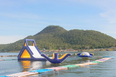Arka planda dağ, Kanchanaburi ve Tayland 'da şişme su parkı 