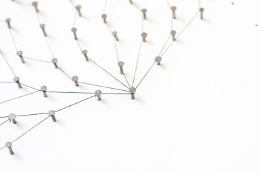Varlıkları birbirine bağlayan. Ağ, ağ, sosyal medya, internet iletişimi soyut. Daha büyük bir ağa bağlı küçük bir ağ. Kağıt üzerinde siyah bir renkle pamukla birbirine bağlanmış.