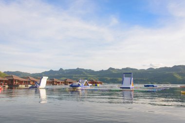 Arka planda dağ, Kanchanaburi ve Tayland 'da şişme su parkı 