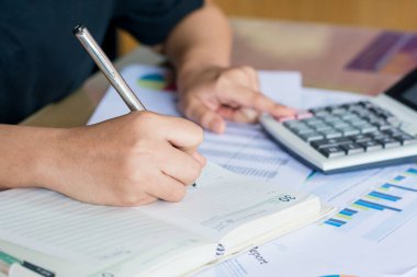 Hesap makinesi ve yazma kullanan kadın elini hesap makinesiyle not et