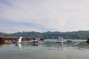Arka planda dağ, Kanchanaburi ve Tayland 'da şişme su parkı 