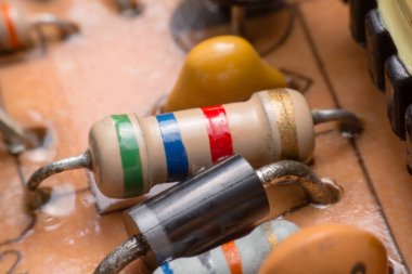 Elektronik donanımı kapat. Devre kartında direnç