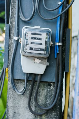 Güç direklerine analog elektrik sayacı yerleştirildi.