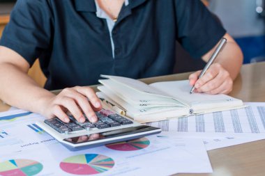 Hesap makinesi ve yazma kullanan kadın elini hesap makinesiyle not et