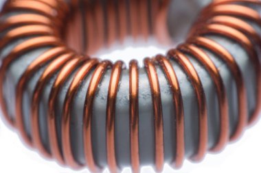 Beyaz arkaplanda izole edilmiş indüktör bakır bobinleri kapat