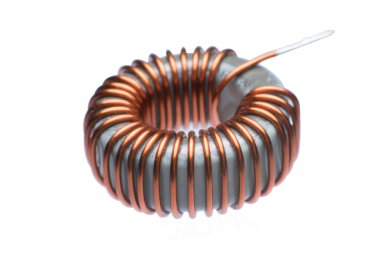 Beyaz arkaplanda izole edilmiş indüktör bakır bobinleri kapat