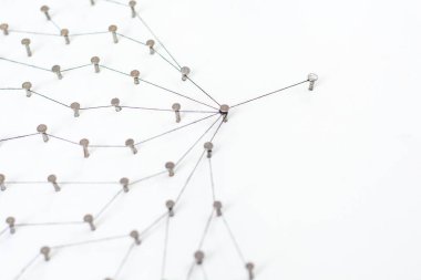 Varlıkları birbirine bağlayan. Ağ, ağ, sosyal medya, internet iletişimi soyut. Daha büyük bir ağa bağlı küçük bir ağ. Kağıt üzerinde siyah bir renkle pamukla birbirine bağlanmış.