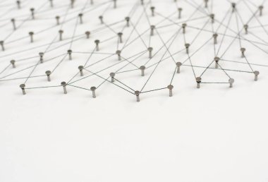 Varlıkları birbirine bağlayan. Ağ, ağ, sosyal medya, internet iletişimi soyut. Daha büyük bir ağa bağlı küçük bir ağ. Kağıt üzerinde siyah bir renkle pamukla birbirine bağlanmış.