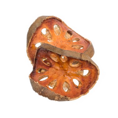 Beyaz zemin üzerinde kuru Bael Meyve Çayı (Aegle marmelos) izole