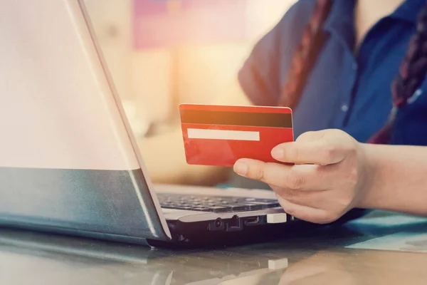 Mujer Mano Con Tarjeta Crédito Uso Ordenador Portátil Concepto Compras —  Fotos de Stock