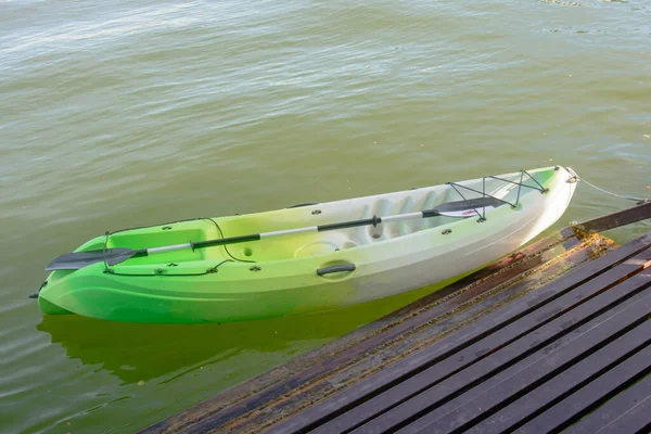 Kayak Verde Orilla Del Río — Foto de Stock