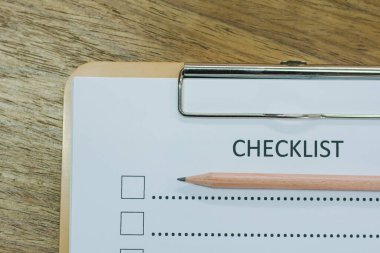 Kontrol listesi kavramı - kontrol listesi, kağıt ve tahta tablonun üzerinde kontrol listesi sözcüğü olan bir kalem