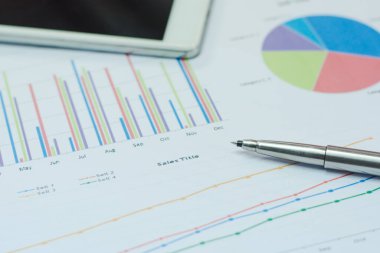 Veri analiz sayfası. Hesap makinesi, cep telefonu ve kalemle. Sonuçları bulmak için grafiklerden ve grafiklerden.