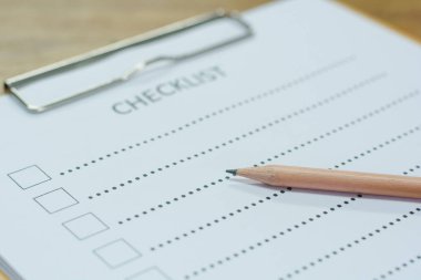 Kontrol listesi kavramı - kontrol listesi, kağıt ve tahta tablonun üzerinde kontrol listesi sözcüğü olan bir kalem