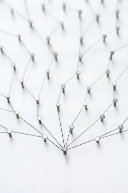 Varlıkları birbirine bağlayan. Ağ, ağ, sosyal medya, internet iletişimi soyut. Daha büyük bir ağa bağlı küçük bir ağ. Kağıt üzerinde siyah bir renkle pamukla birbirine bağlanmış.