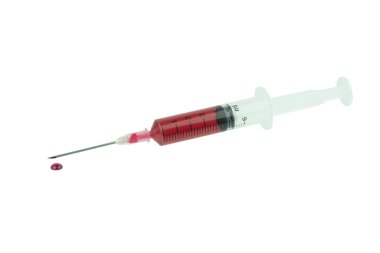 Beyaz arka plan üzerinde izole damla kırmızı kan sıvı ile şırınga.