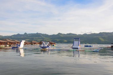 Arka planda dağ, Kanchanaburi ve Tayland 'da şişme su parkı 