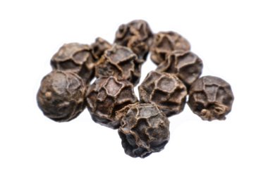 Beyaz arka planda izole edilmiş siyah karabiber