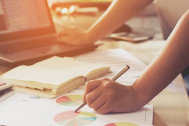 Kadın eli hesap makinesi ve yazma kullanıyor. Hesaplı, iş konseptiyle not alın.