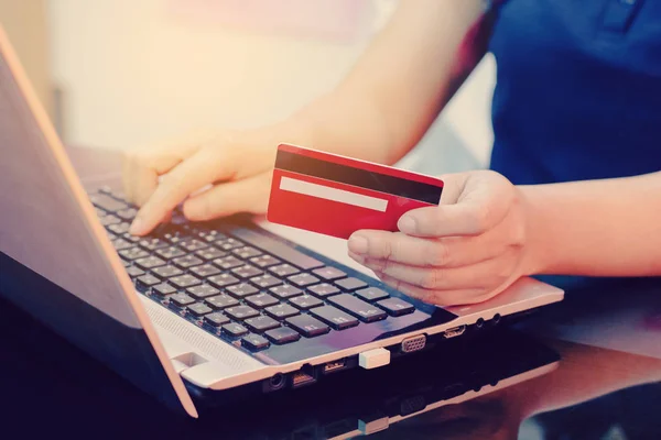 Mujer Mano Con Tarjeta Crédito Uso Ordenador Portátil Concepto Compras —  Fotos de Stock