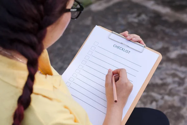 Negócio Feminino Preparando Checklist Mesa Escritório — Fotografia de Stock