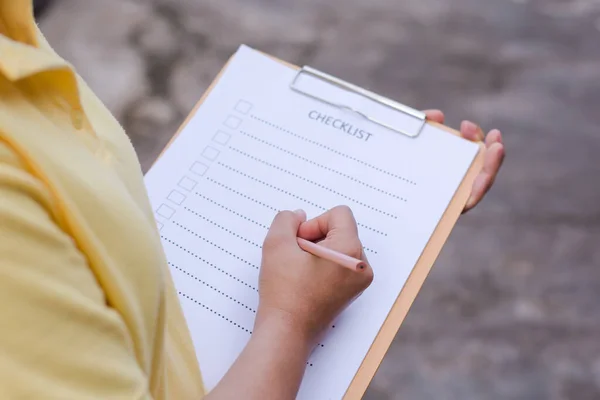 Bisnis Perempuan Mempersiapkan Checklist Meja Kantor — Stok Foto