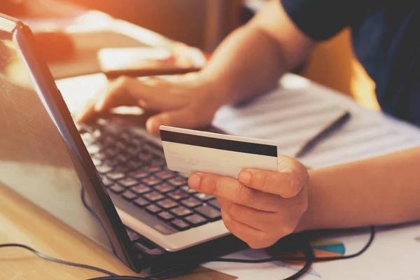 Mujer Mano Con Tarjeta Crédito Uso Ordenador Portátil Concepto Compras —  Fotos de Stock