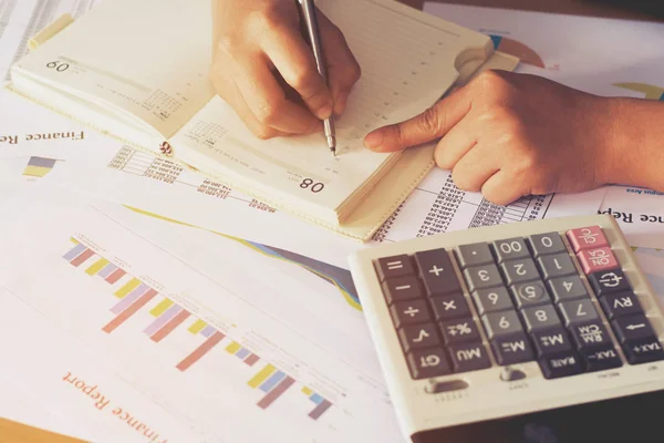 Mujer Mano Usando Calculadora Escritura Anotar Con Calcular Concepto Negocio — Foto de Stock