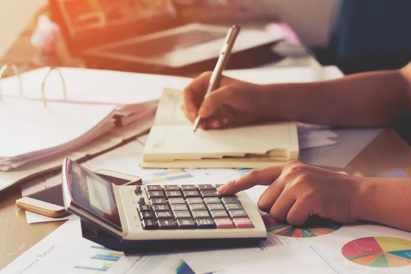 Mujer Mano Usando Calculadora Escritura Anotar Con Calcular Concepto Negocio — Foto de Stock