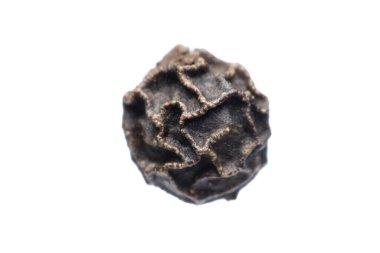 Beyaz arka planda izole edilmiş siyah karabiber