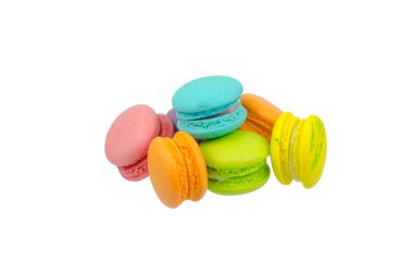 Beyaz arka plan üzerinde renkli tatlı macarons göl kenarında.