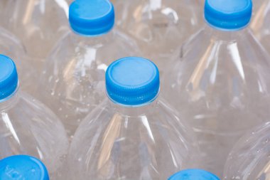 su şişeleri satırları